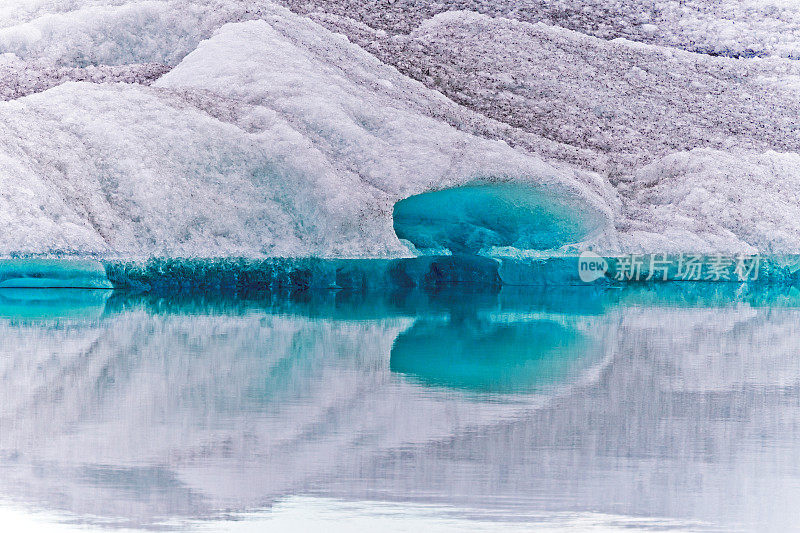 冰山反射在Jokulsarlon -冰岛